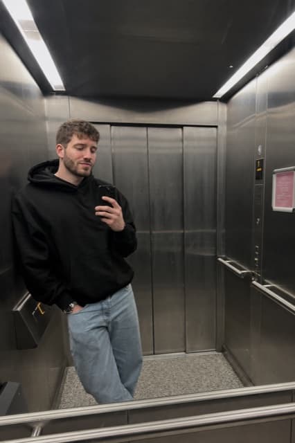 Photo générée par IA, scène Ascenseur