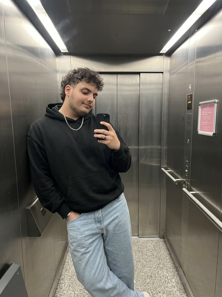 Exemple de photo de profil générée par IA, scène Ascenseur (homme)