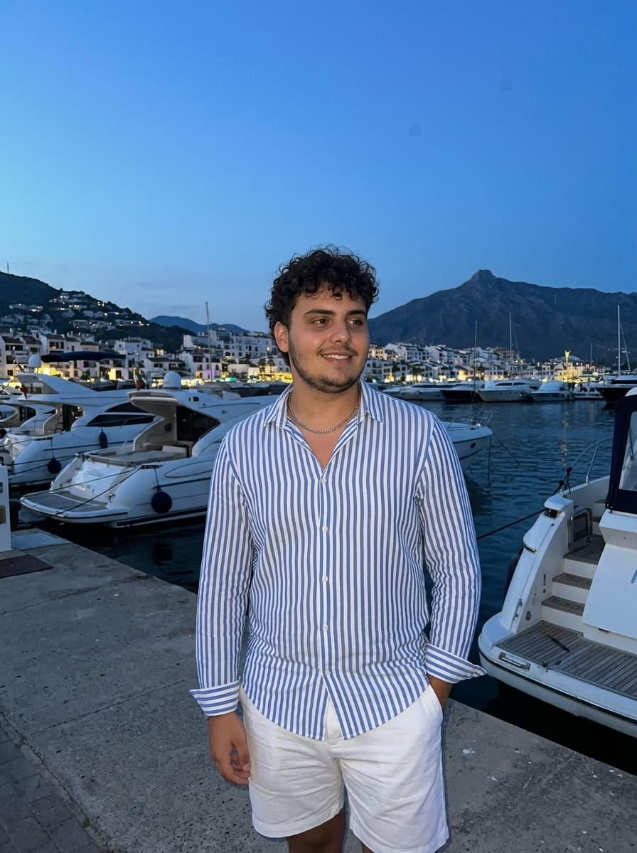 Exemple de photo de profil générée par IA, scène Bord de l'eau (homme)