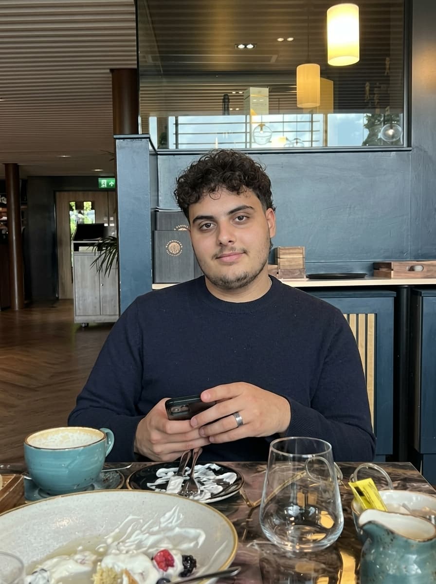 Exemple de photo de profil générée par IA, scène Au café (homme)