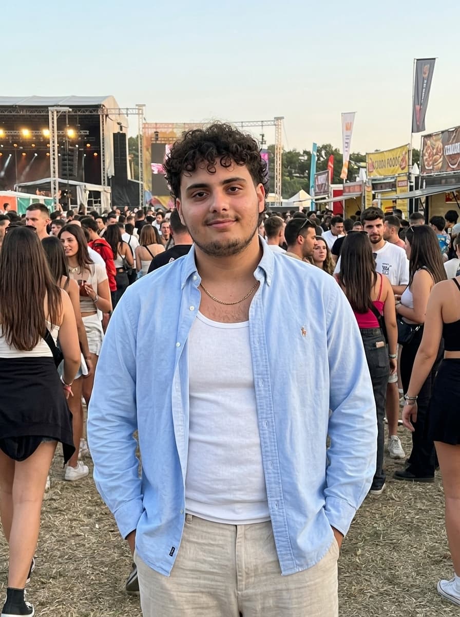 Exemple de photo de profil générée par IA, scène Festival (homme)