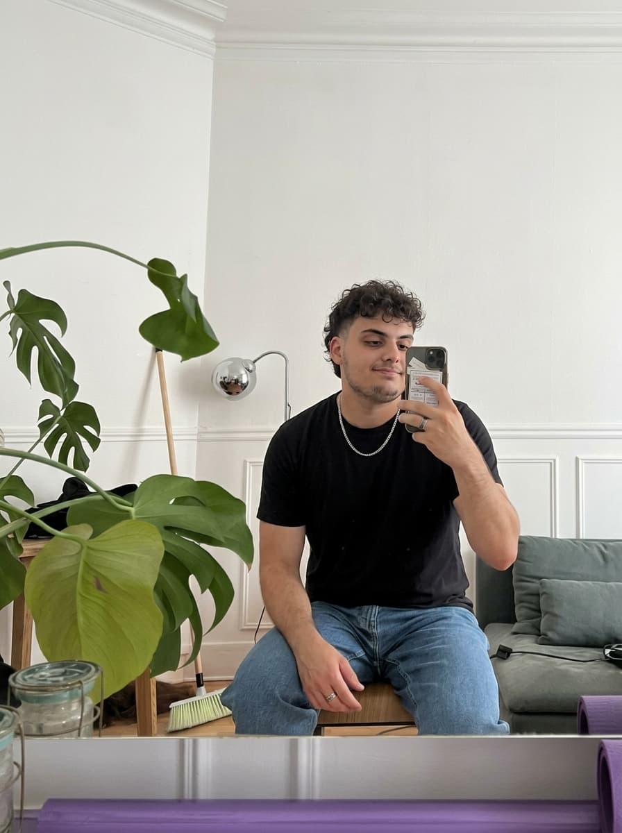 Exemple de photo de profil générée par IA, scène À la maison (homme)