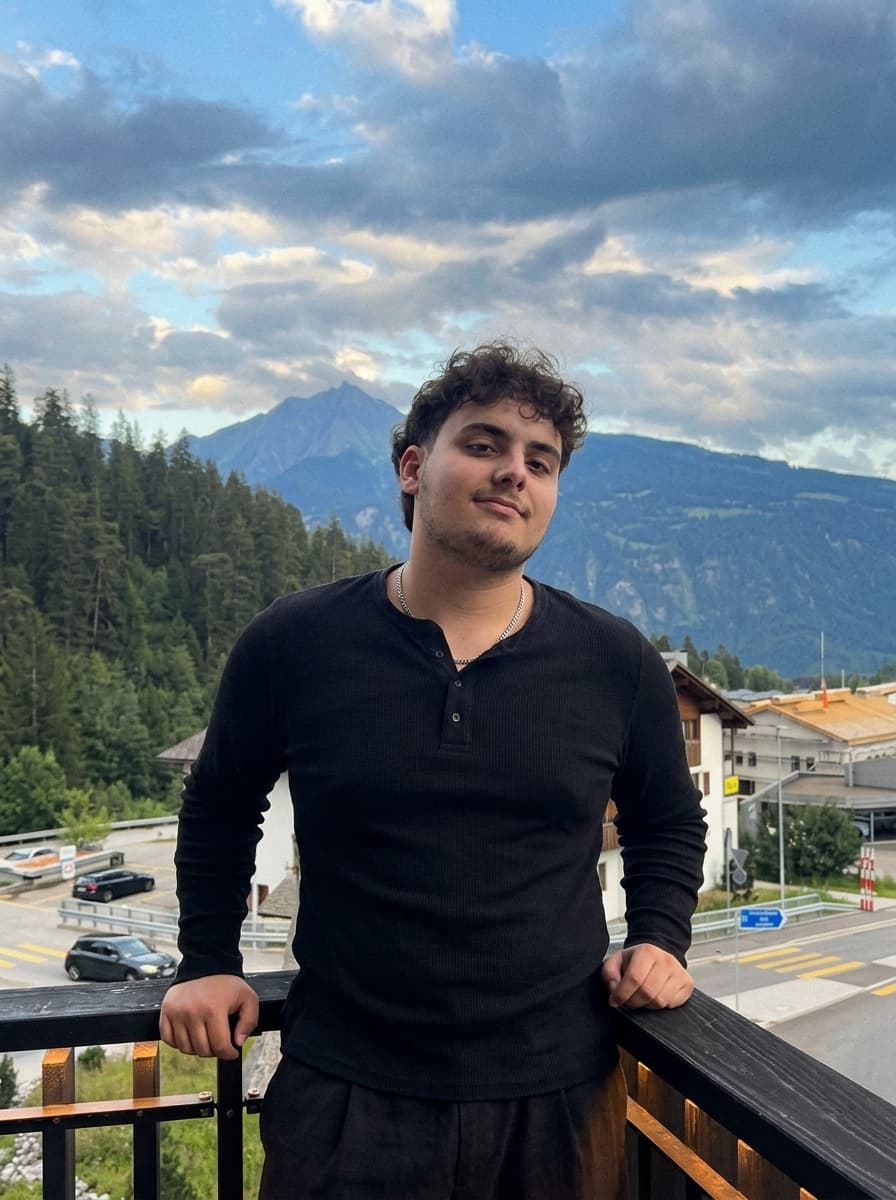 Exemple de photo de profil générée par IA, scène Montagne (homme)
