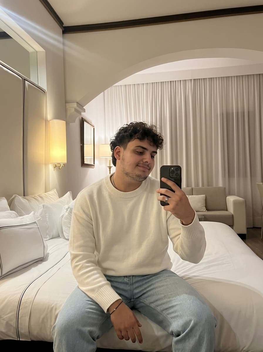 Exemple de photo de profil générée par IA, scène Selfie miroir (homme)
