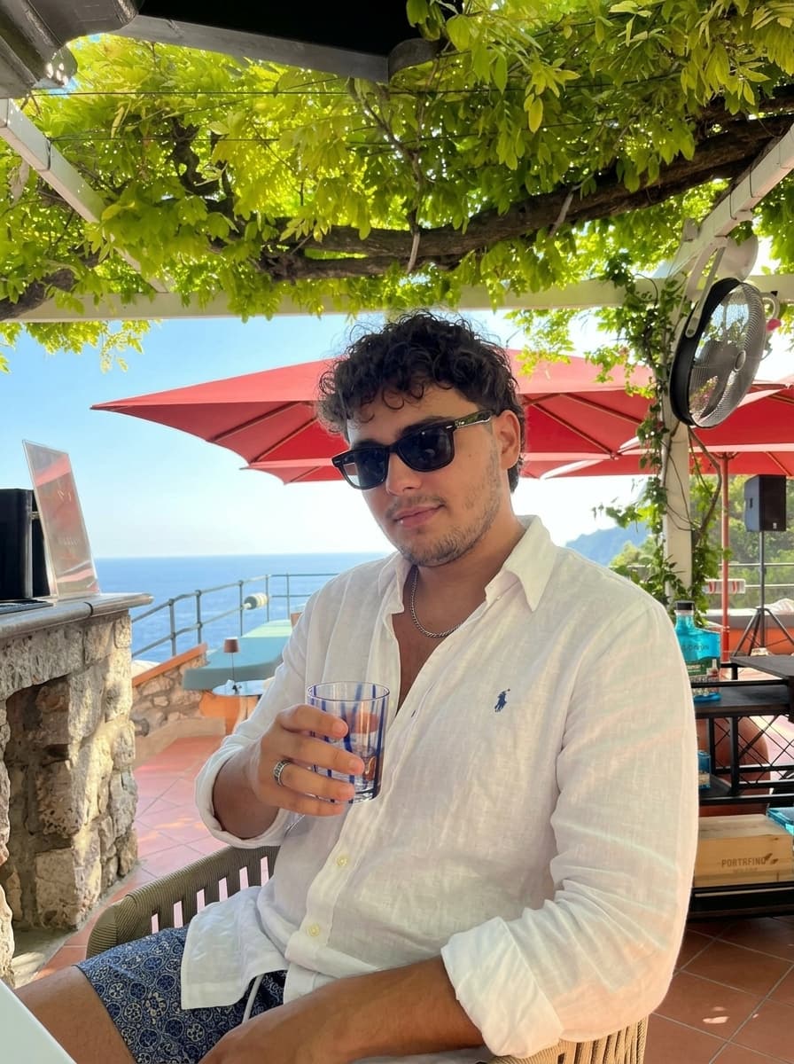 Exemple de photo de profil générée par IA, scène Terrasse d'été (homme)