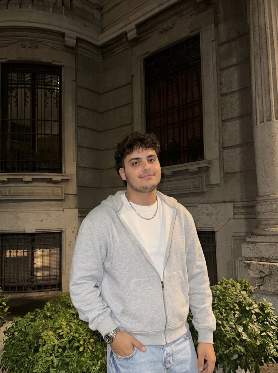 Exemple de photo de profil générée par IA, scène Soir en ville (homme)
