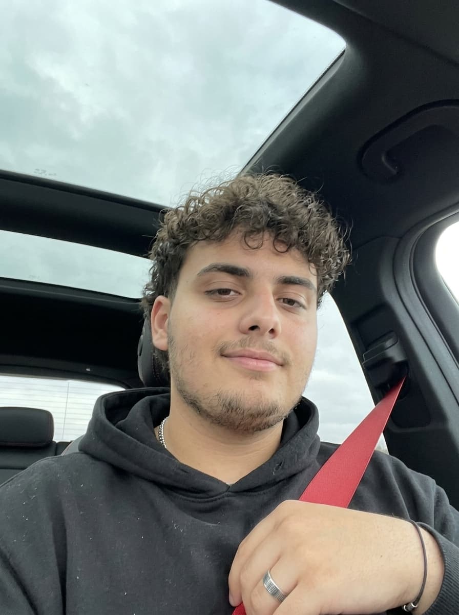 Exemple de photo de profil générée par IA, scène En voiture (homme)